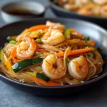 Spaghetti di soia con verdure e gamberi